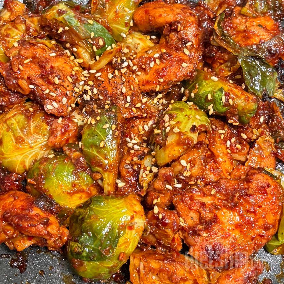 닭갈비에 치킨스톡 고춧가루 양배추 넣