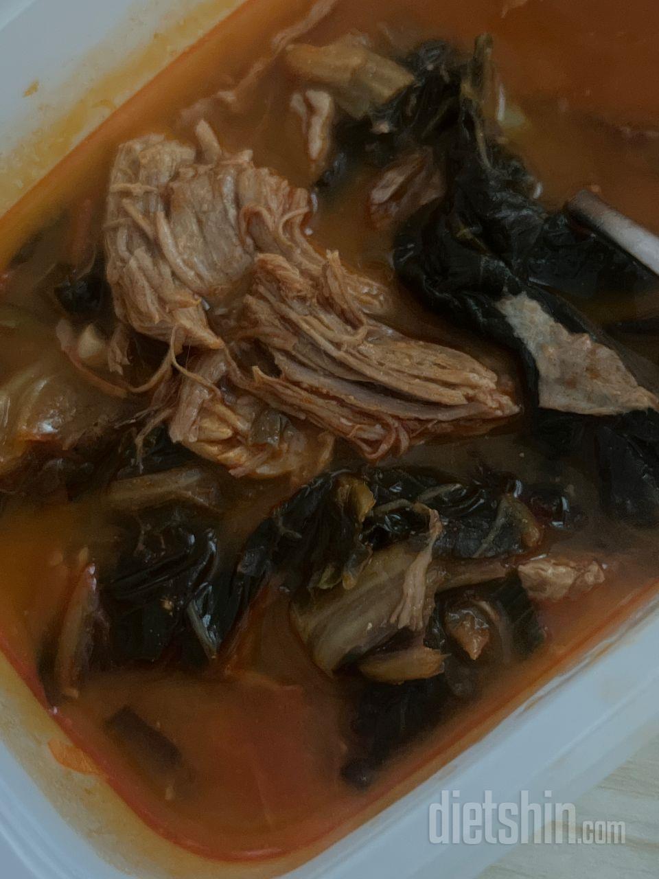 감자탕은 고기랑 건더기 엄청 실하고