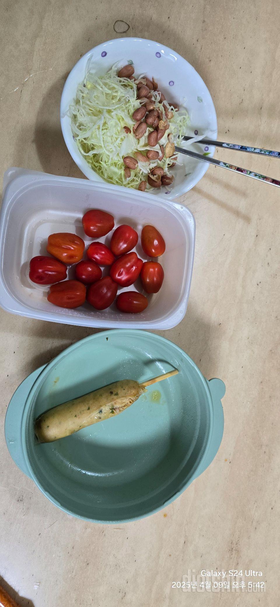 저녁에 두 개씩 골라서 먹고 있어요.