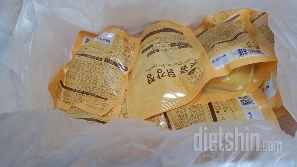 저렴하게 잘 샀어요. 달콤닭강정도 맛