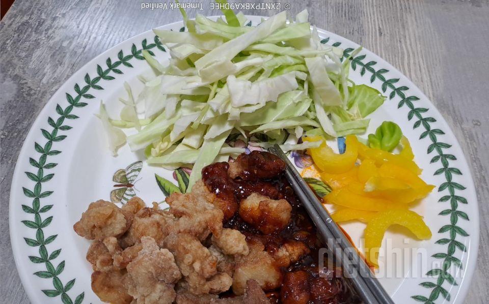 아침마다 전자레인지에 닭강정을 하나