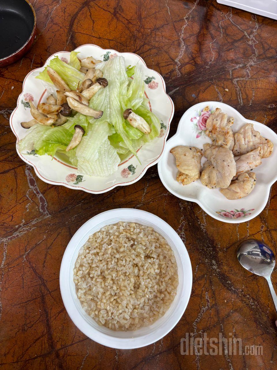 제 식단을 챔임져주고 있는 닭가슴살입