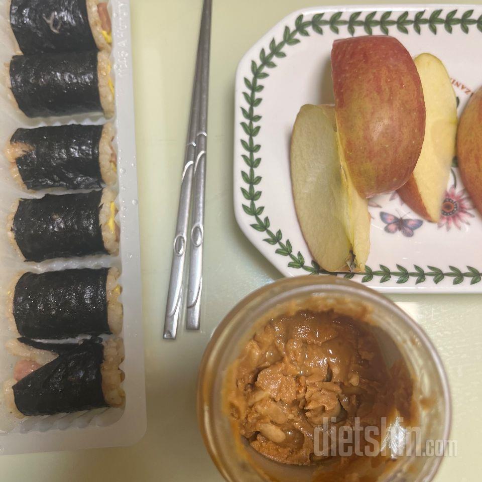 아침에는 닭가슴살 소세지나 곤약김밥