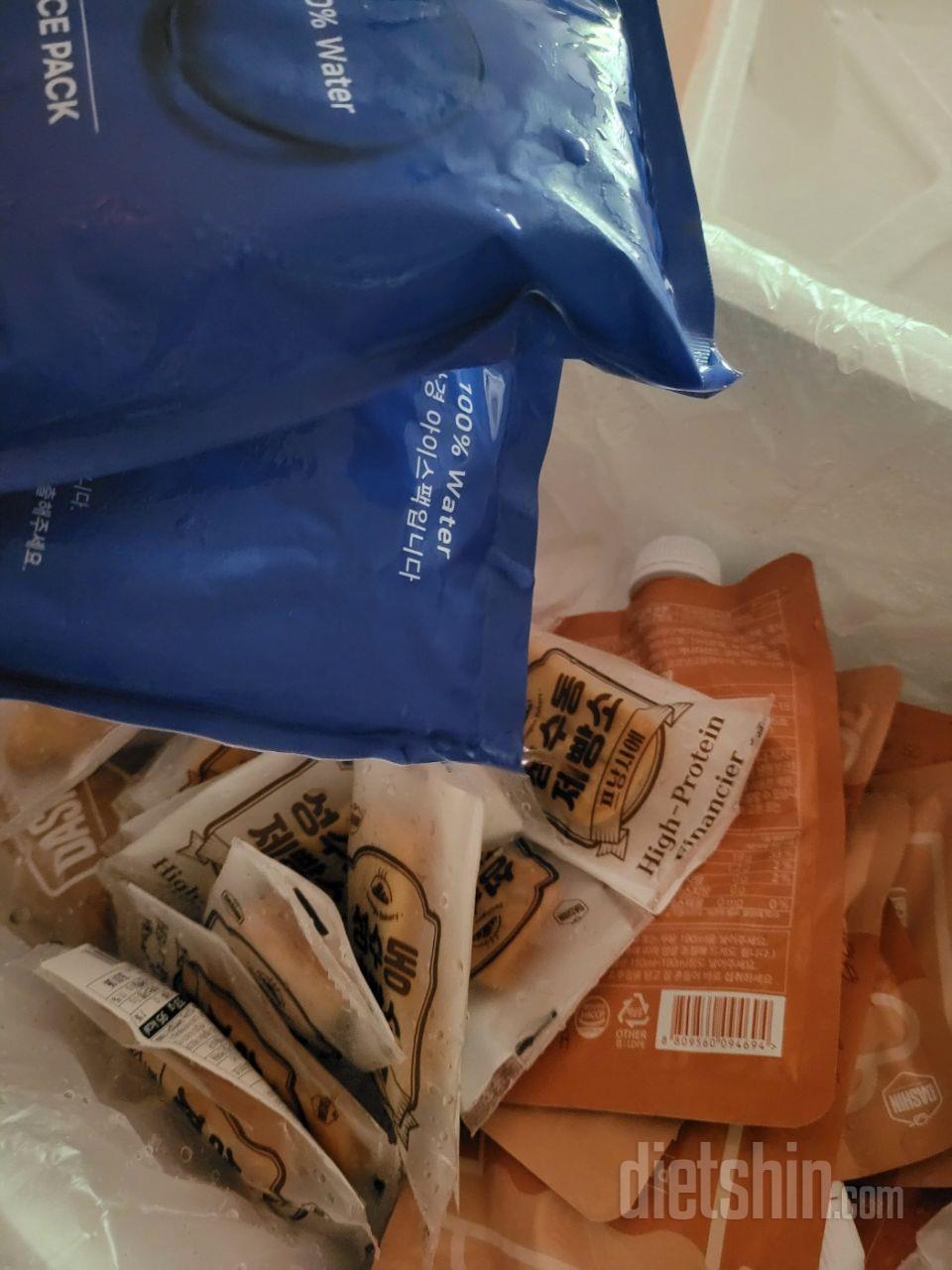 박스가 다 깨져서 내용물 녹았어요.ㅠ