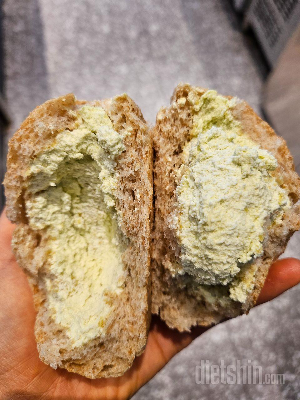 크림도 가득 들어있고 피스타치오 맛도