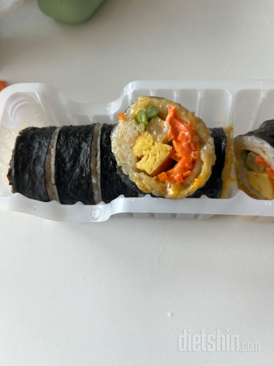 냉동김밥이라 아무래도 사먹는거 보다는