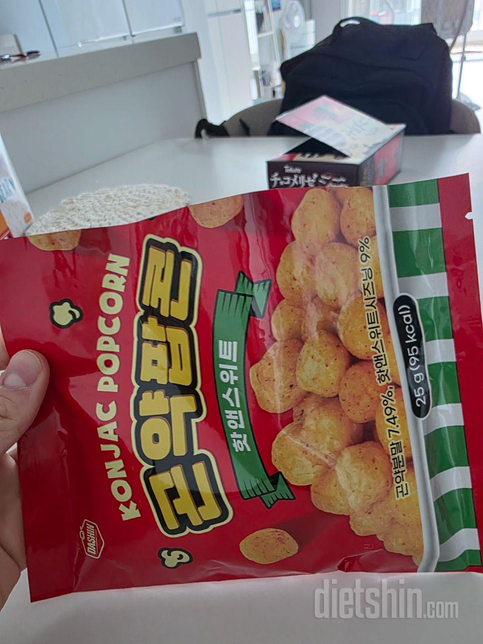 치토스맛이 나는데 칼로리는 절반이네요