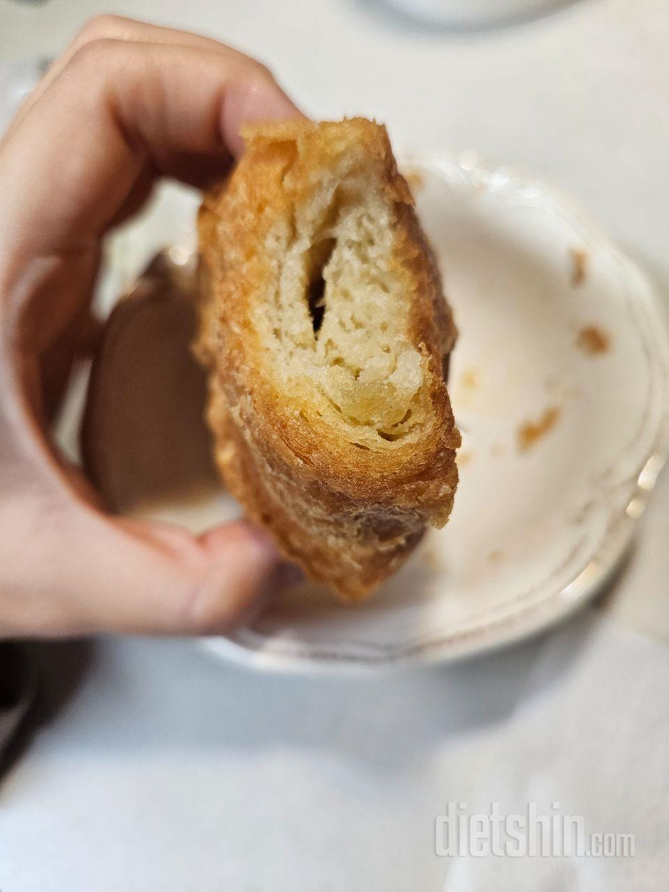 한입 먹자마자 기름이 줄줄 ㅠㅠ 도넛