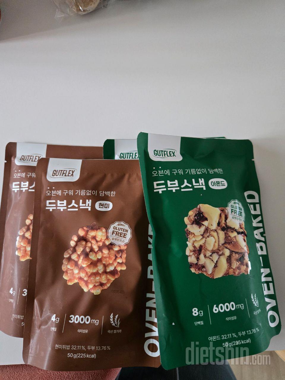 오븐에 구워 담백하고 아몬드가 씹혀서