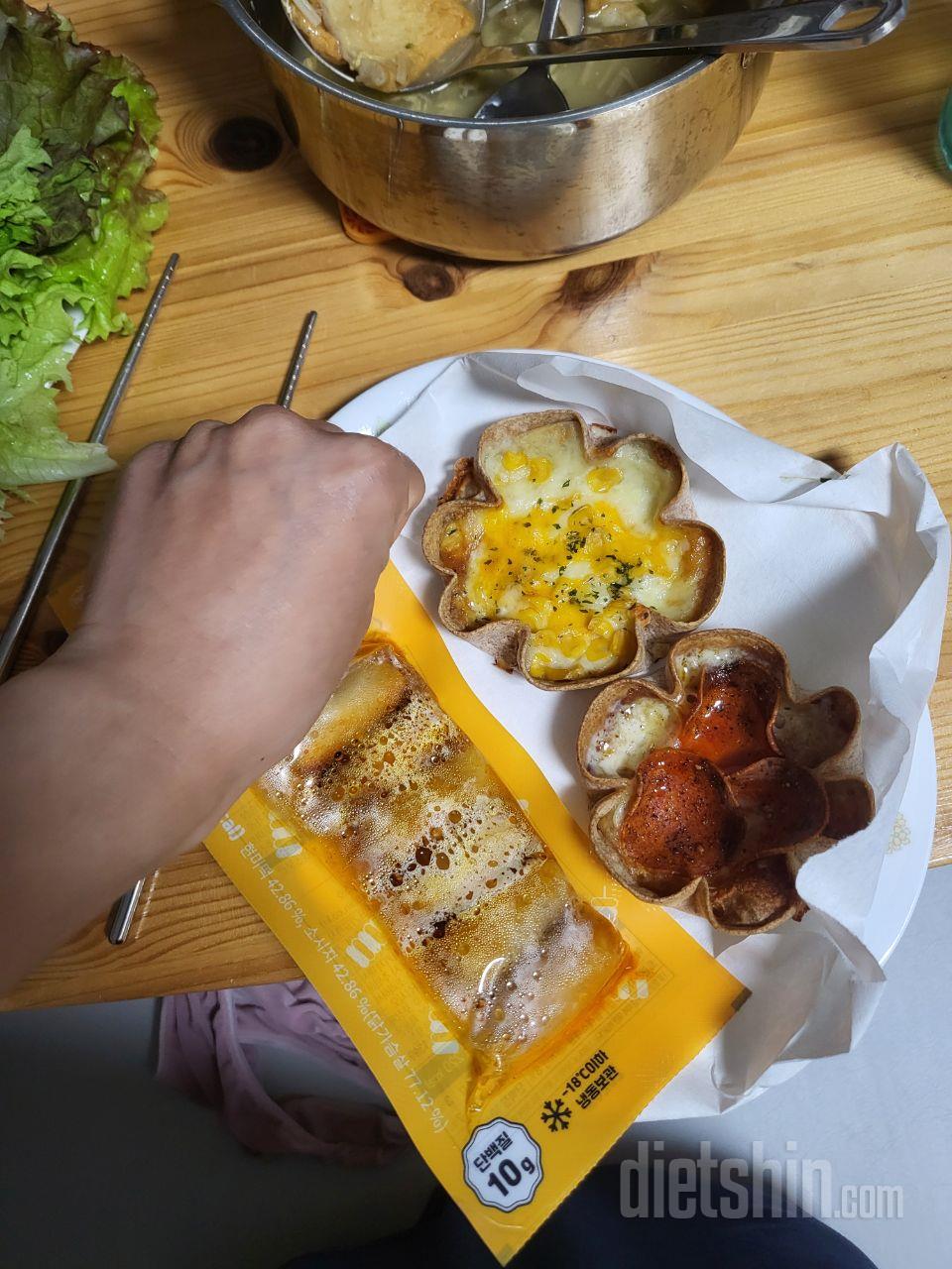 크기가 작긴한데 맛있어요 통밀이라 은