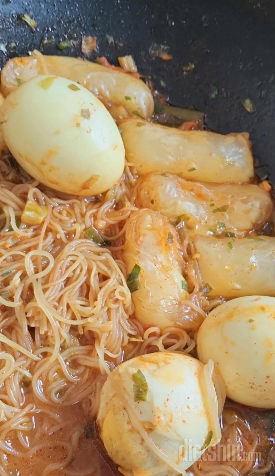 맛있어서 늘 구매합니다. 떡볶이에 삶
