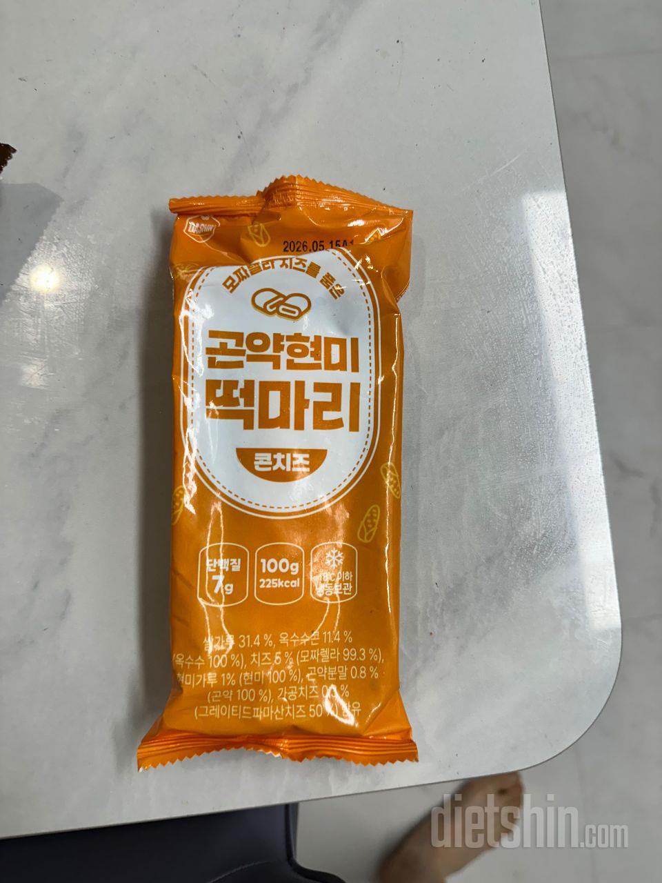 콘치즈맛은 쫄깃한 떡 식감에 고소하고