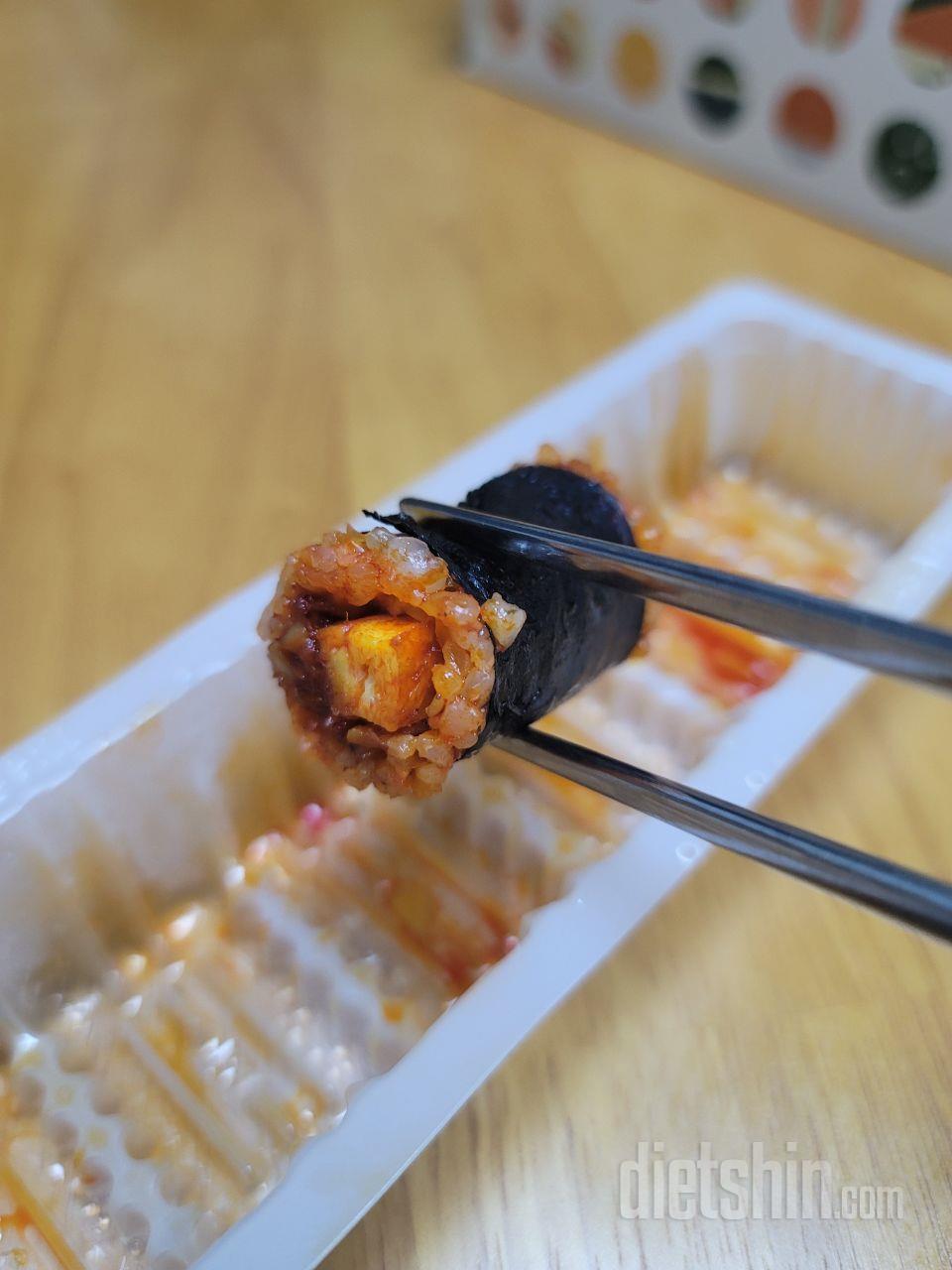 곤약 김밥은 처음 먹어봅니다.
진미채