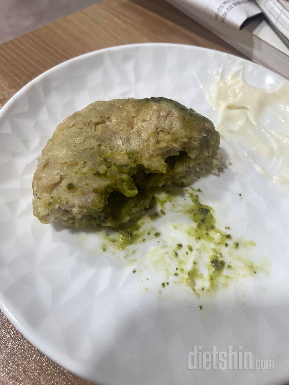 사진 예쁘게 못찍었지만 바질맛 맛있게