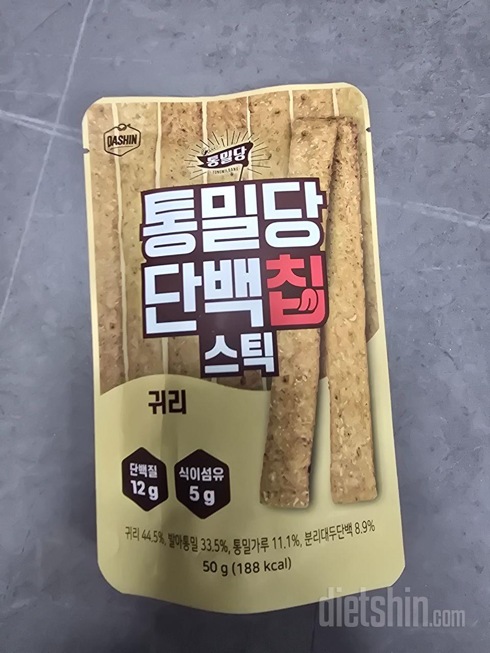 외출했을때 간식용으로 구매했습니다.
