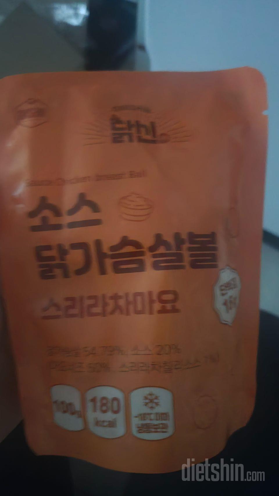 닭가슴살이 촉촉하고 소스도 맛있어요