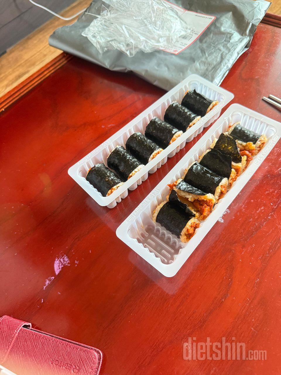 약간 매콤합니다. 꼬마김밥이라고는하지
