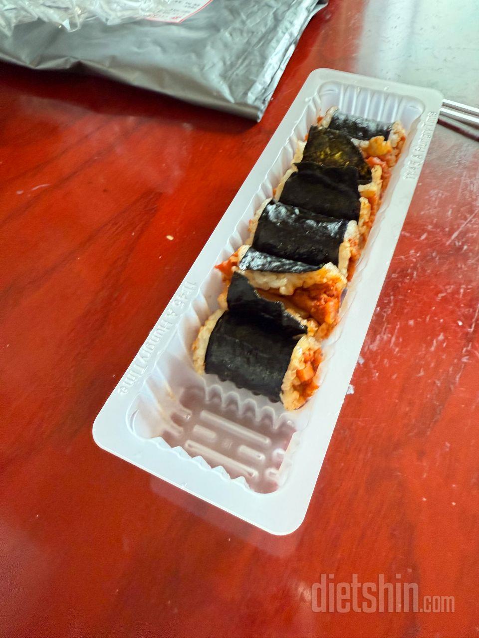 약간 매콤합니다. 꼬마김밥이라고는하지