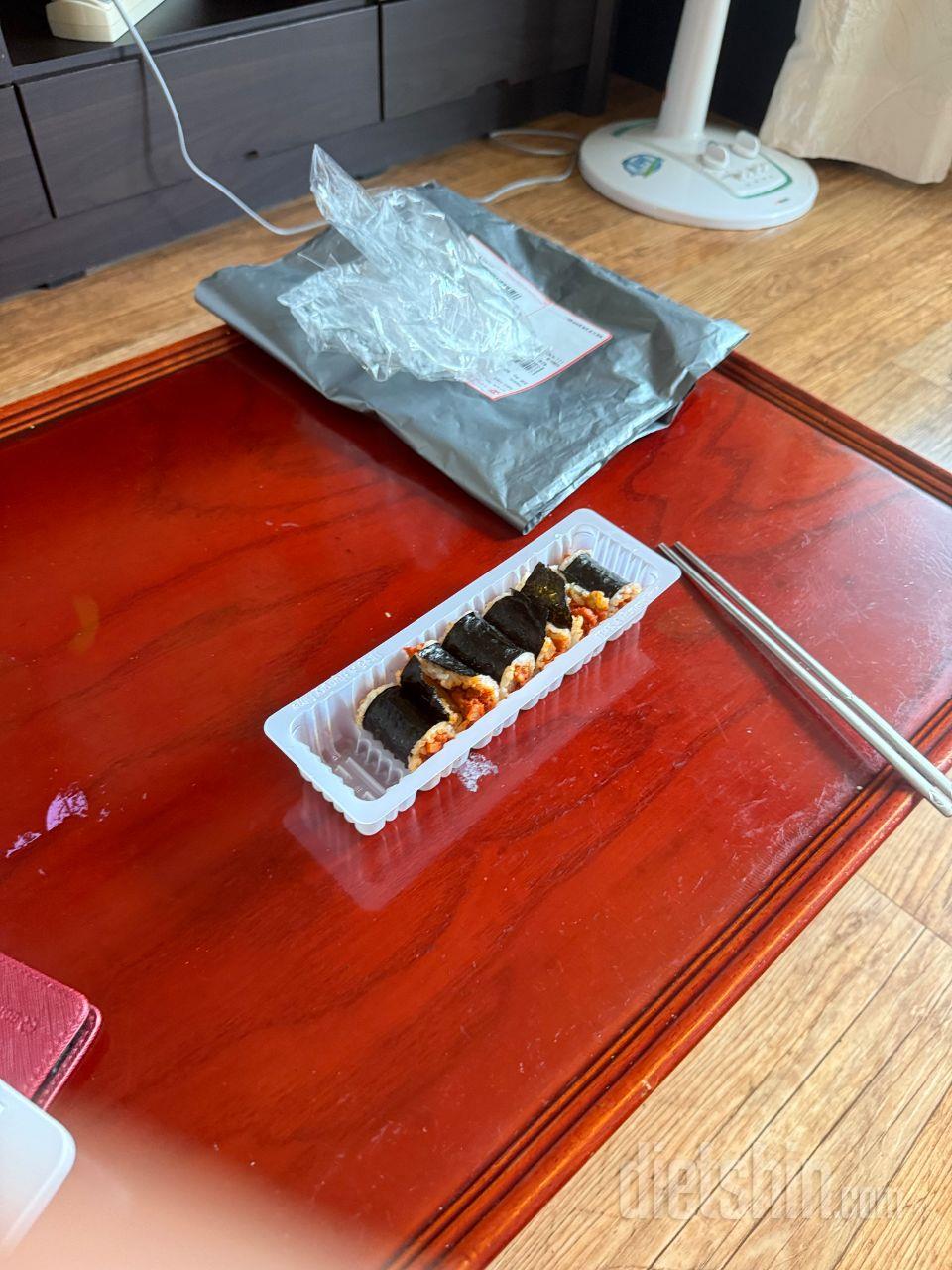 약간 매콤합니다. 꼬마김밥이라고는하지