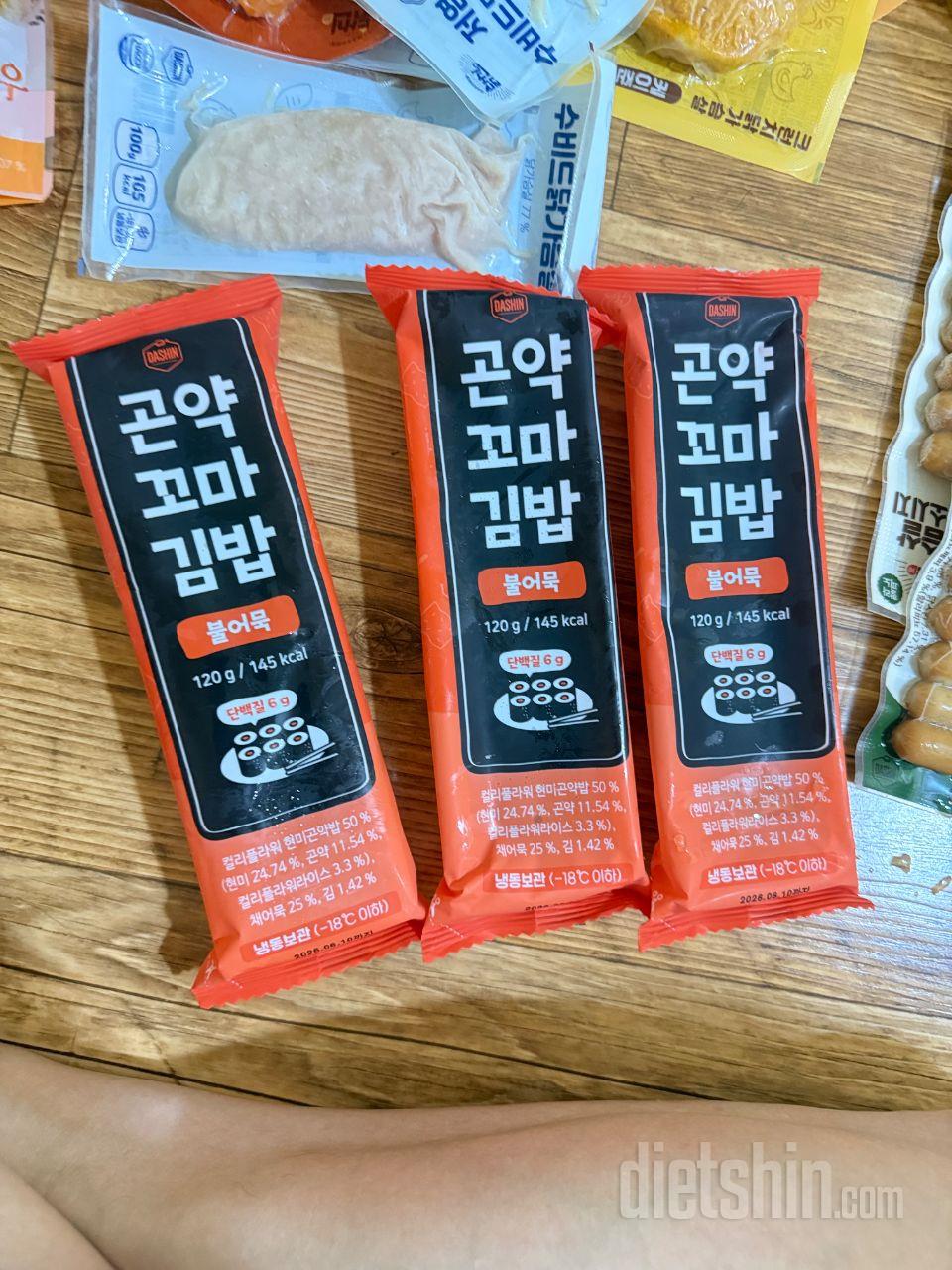 약간 매콤합니다. 꼬마김밥이라고는하지
