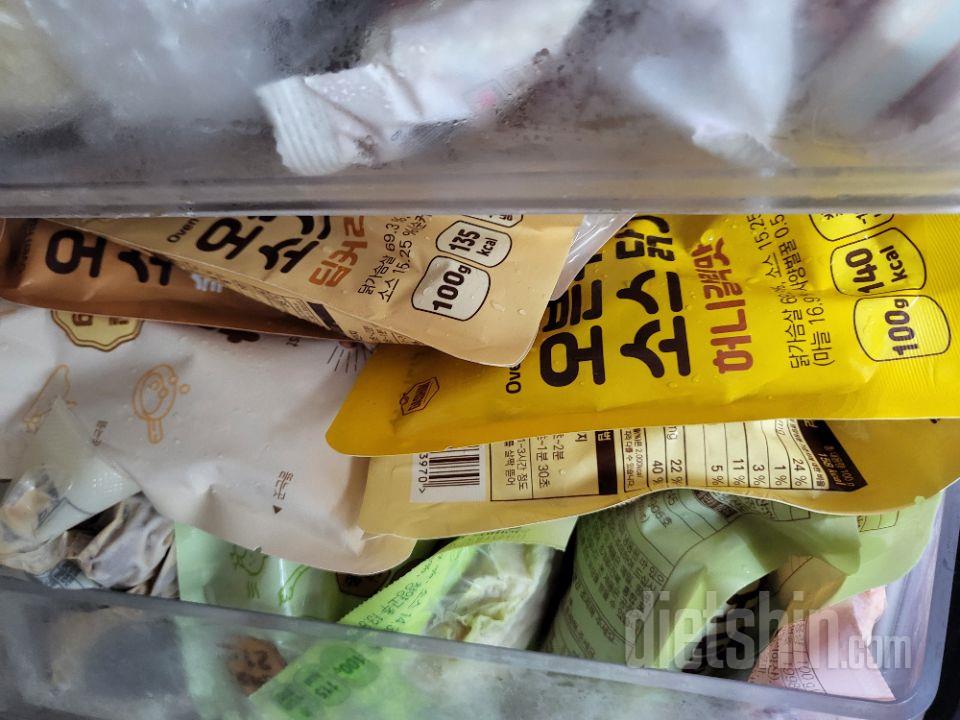 도시락과 함께 추가 단백질 간식. 닭