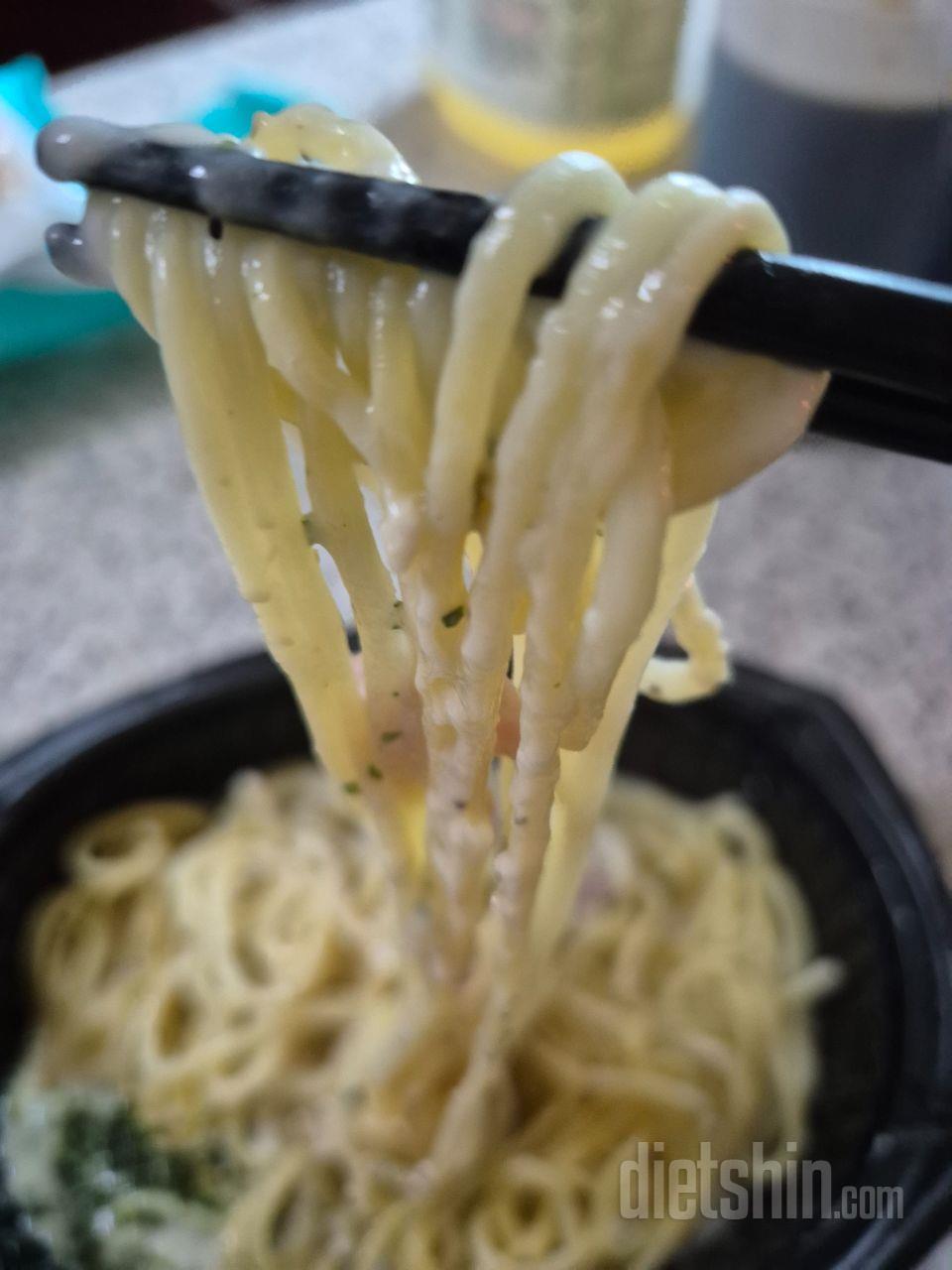 냉동상태로 잘 왔고 맛있어요.소스가