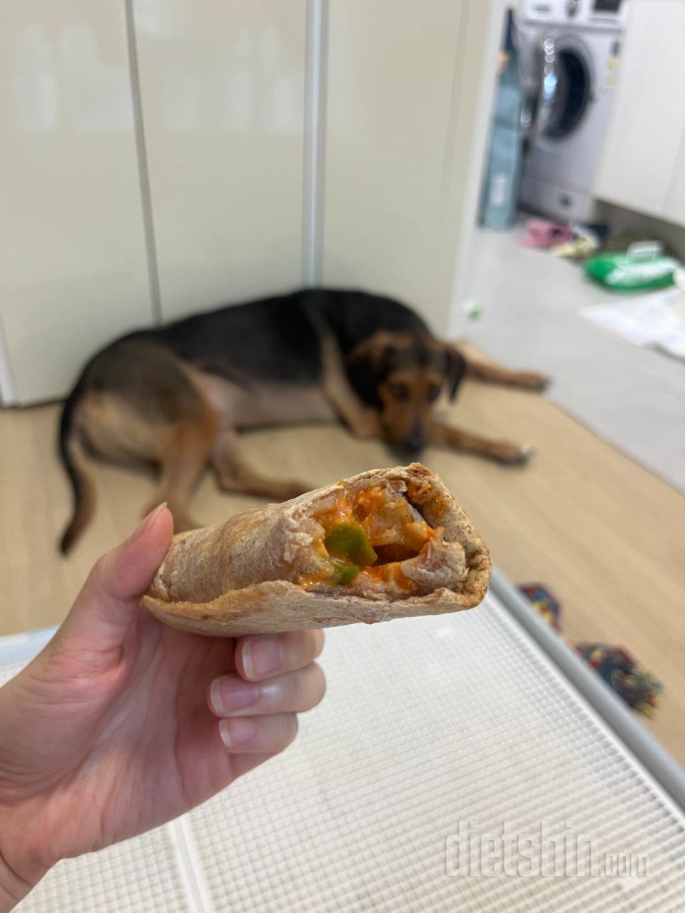 저희 멍멍이도 궁금해하는 맛난 냄새~