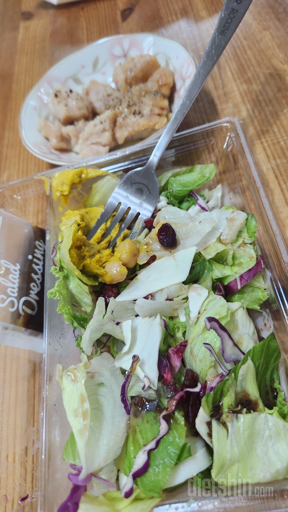 2주차 샐러드 먹고 있어요.
주로