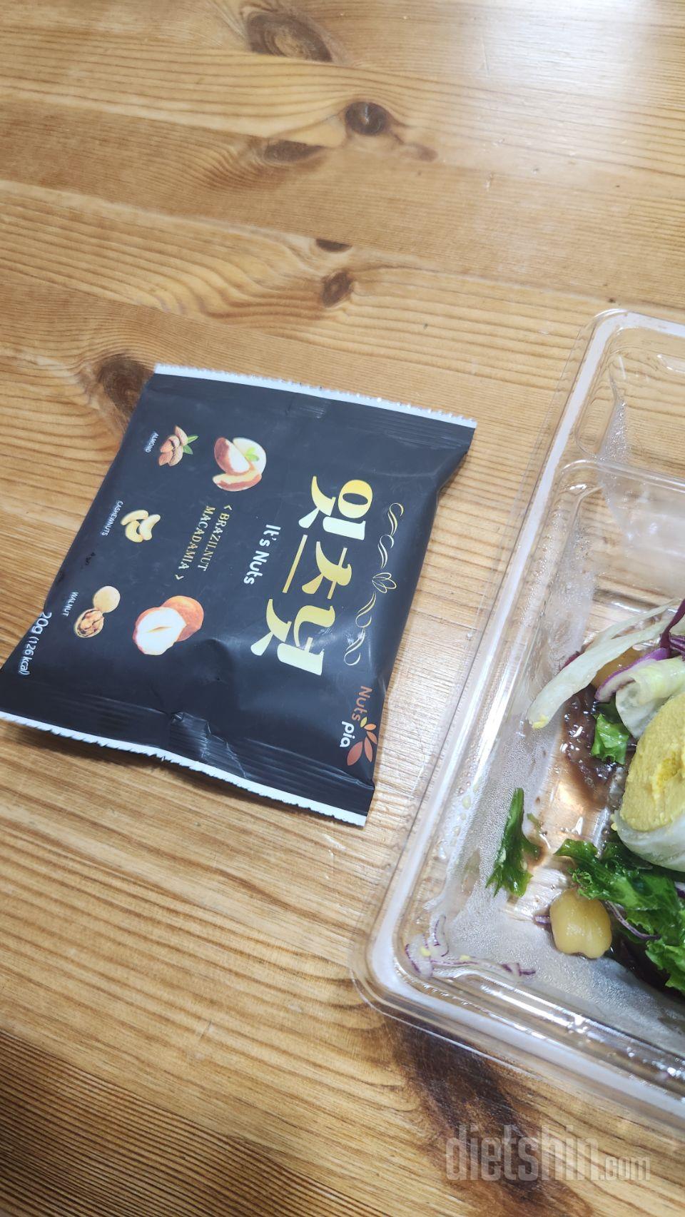 2주차 샐러드 먹고 있어요.
주로