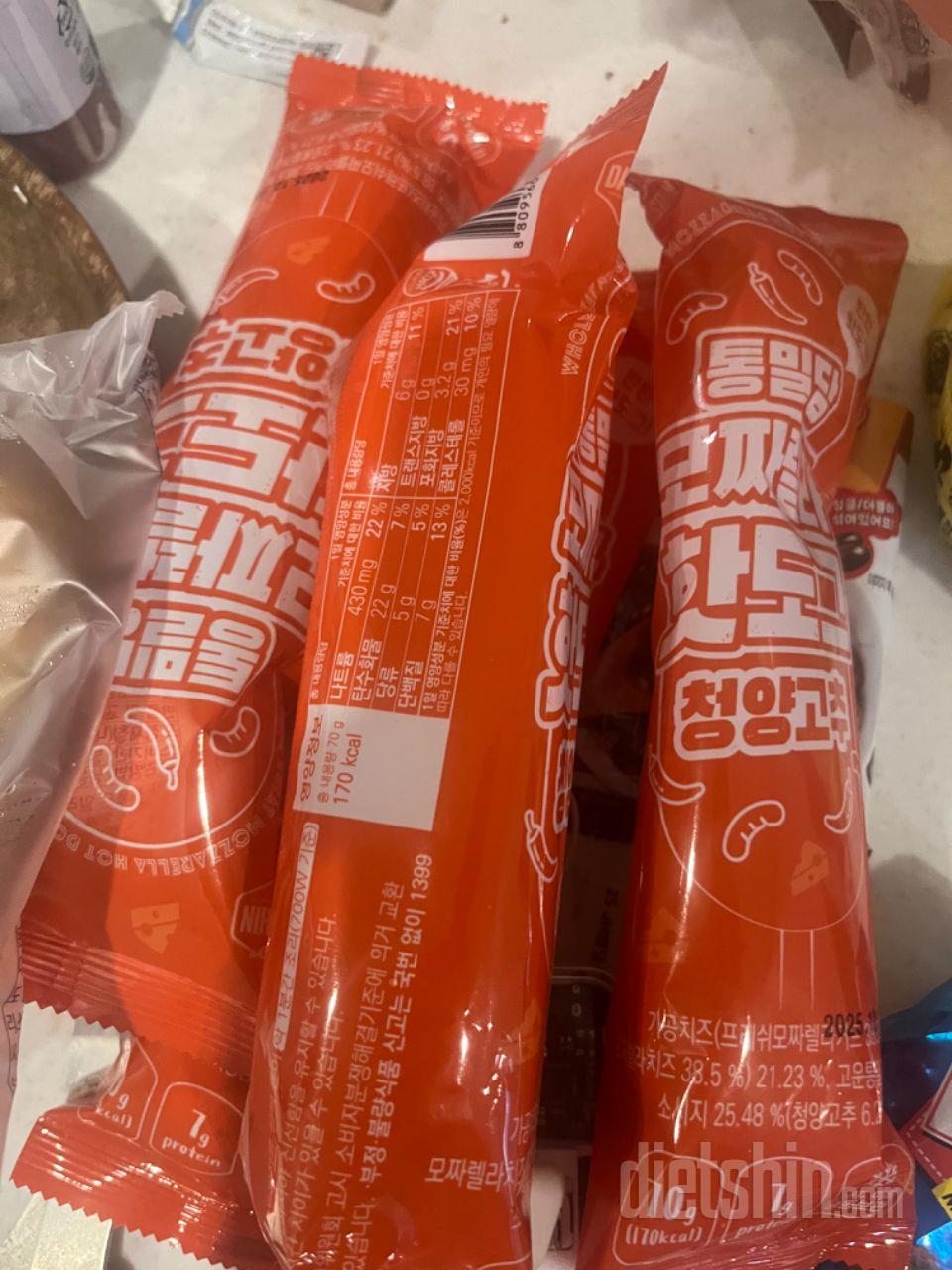 제 간식식단은 모짜렐라핫도그에 비비드