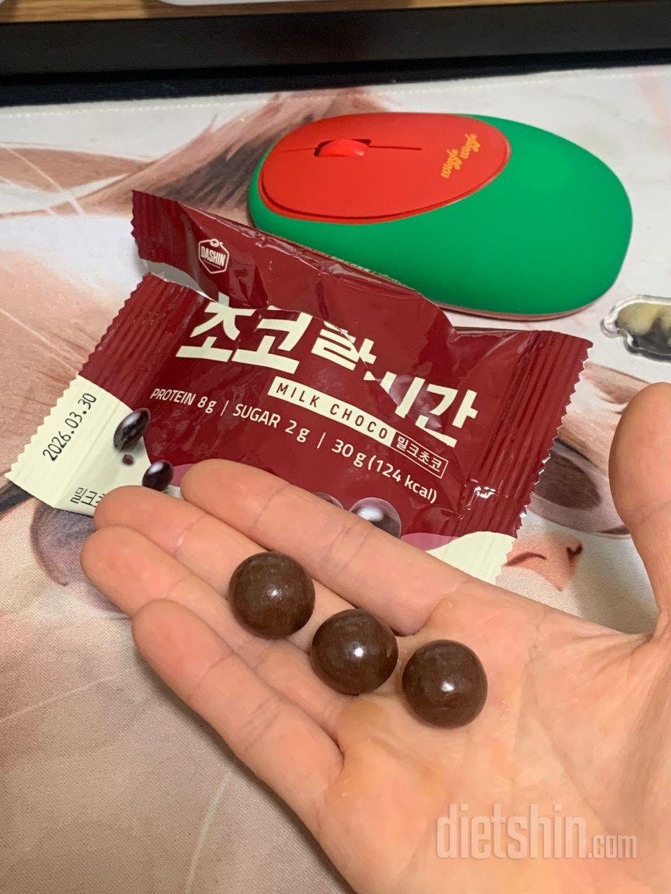 단백질 초코볼이라 그런지 약간 쓴맛이