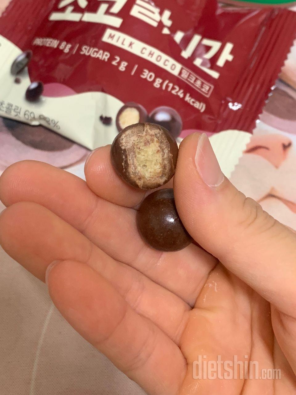 단백질 초코볼이라 그런지 약간 쓴맛이