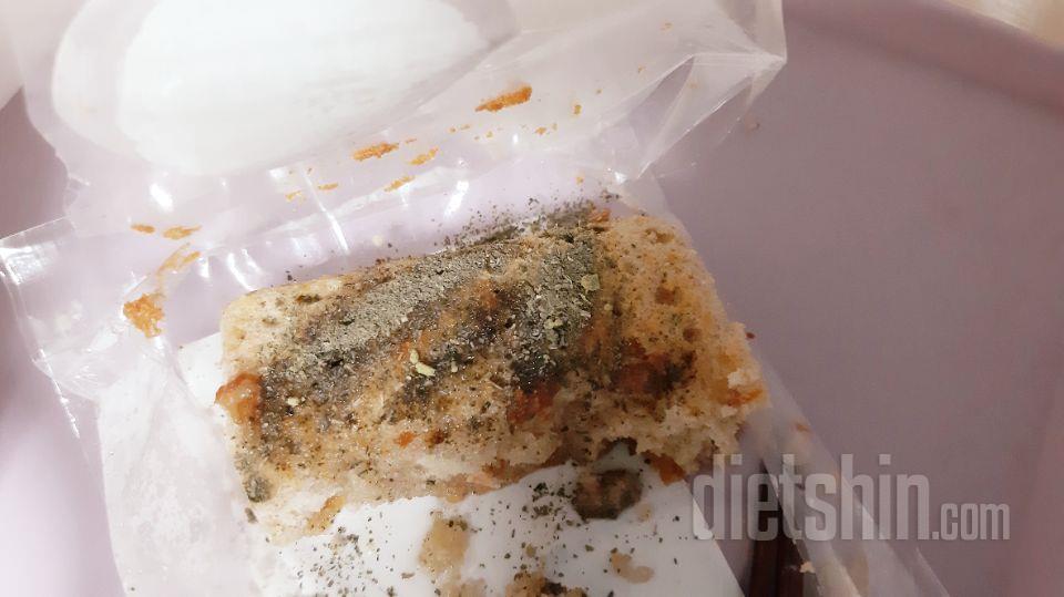 아무래도 다이어트 빵이라 파슬거려서