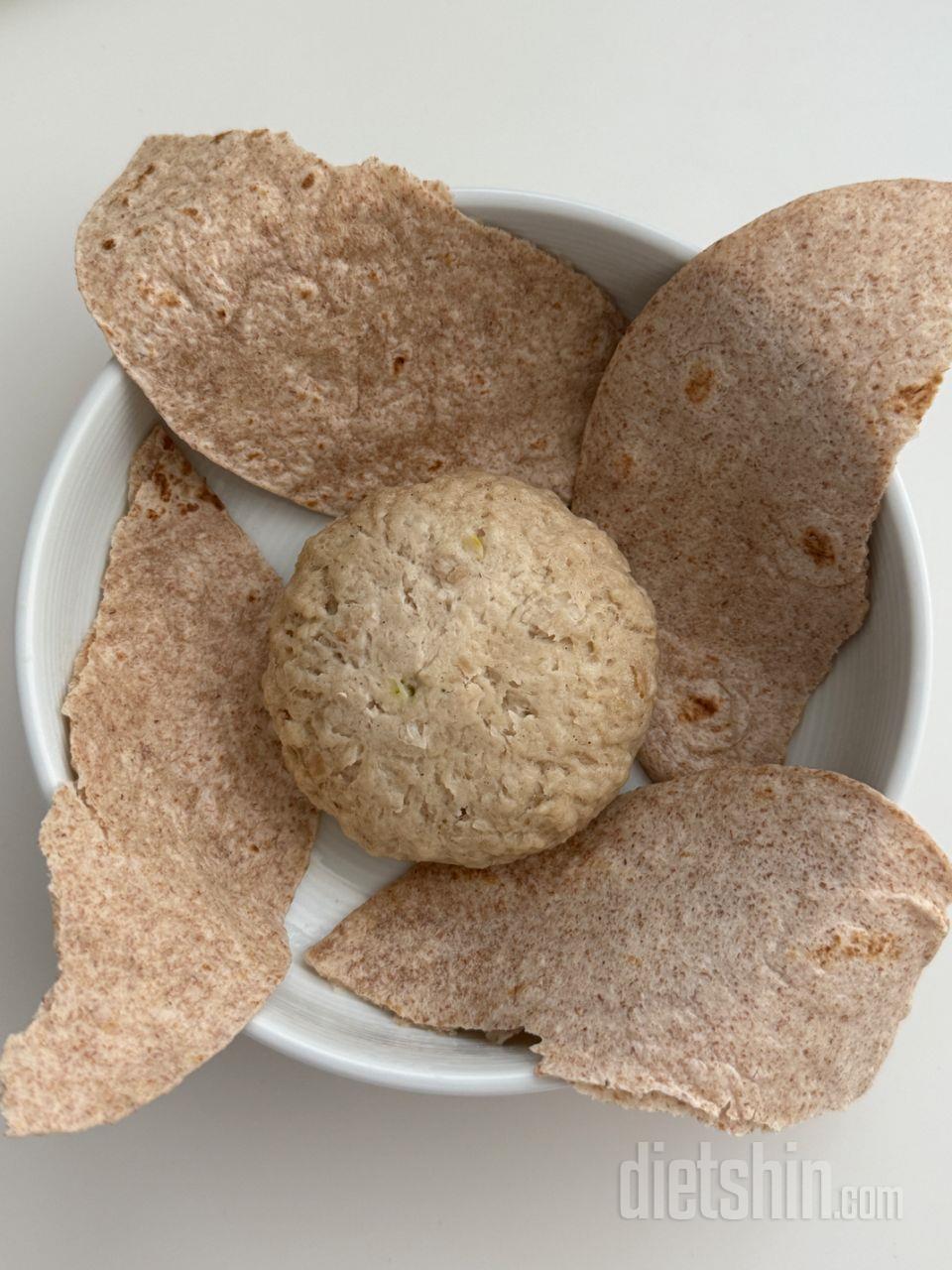 또띠아랑도 잘 어울려여 바질 치즈 샀