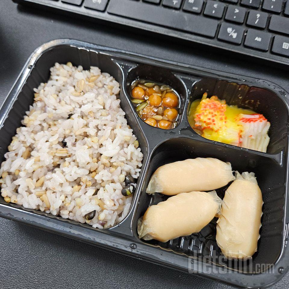 을 맛있게 먹고 있습니다