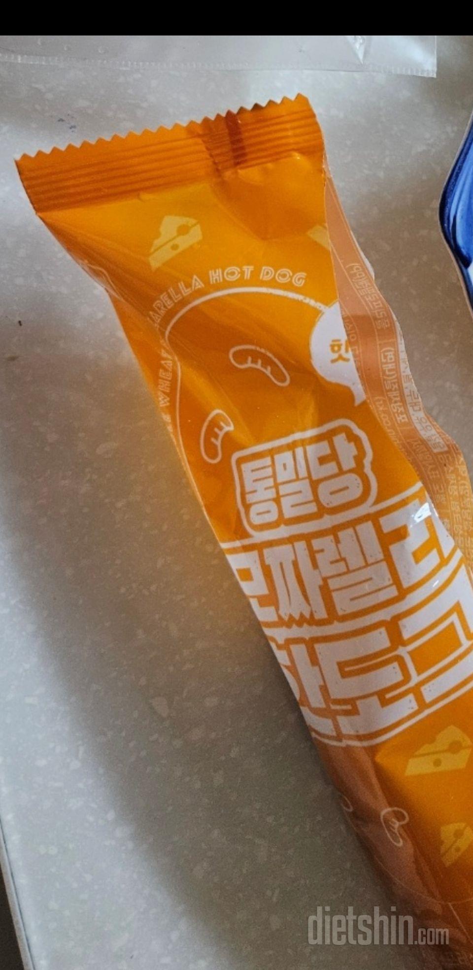 전자레인지 돌려먹으니까 치즈 늘어나고