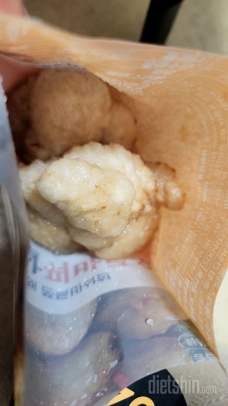 꿔바로우 4조각 들어있어여
맛은 있는