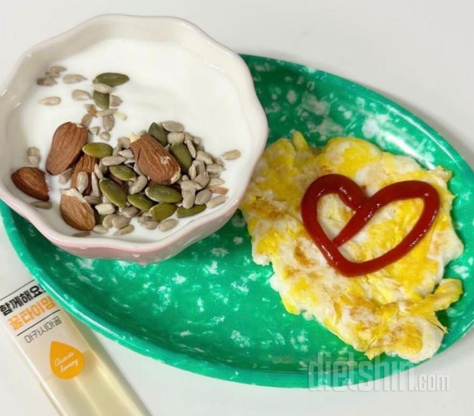 그래놀라를 우유에도 말아서 먹거나 요