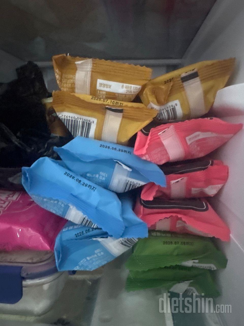 항상 냉동실에 맛별로 쟁여놓습니다
제