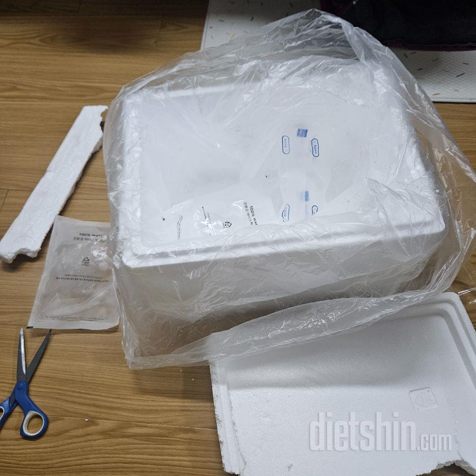 아이스박스가 중간에 깨진건지 첨부터