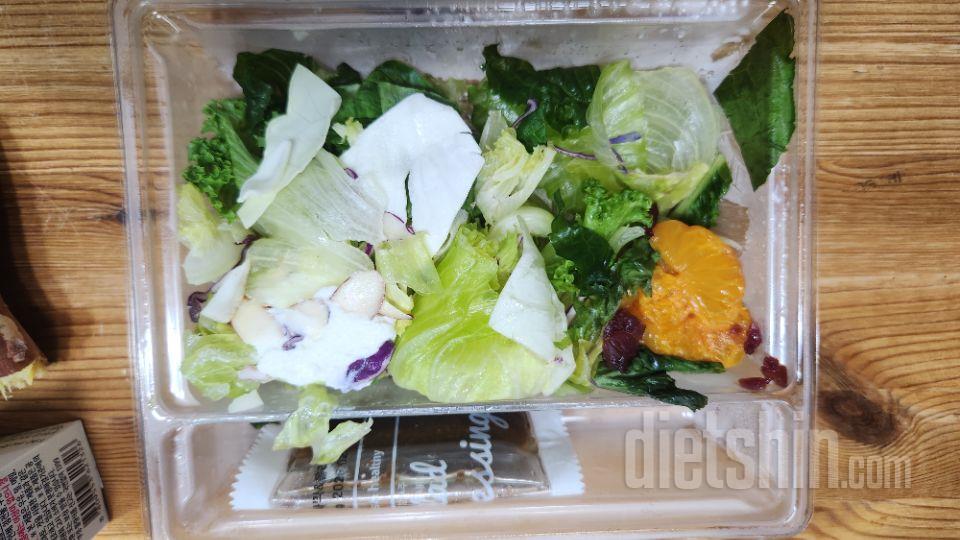 오늘은 샐러드와 군고구마 반쪽과 함께