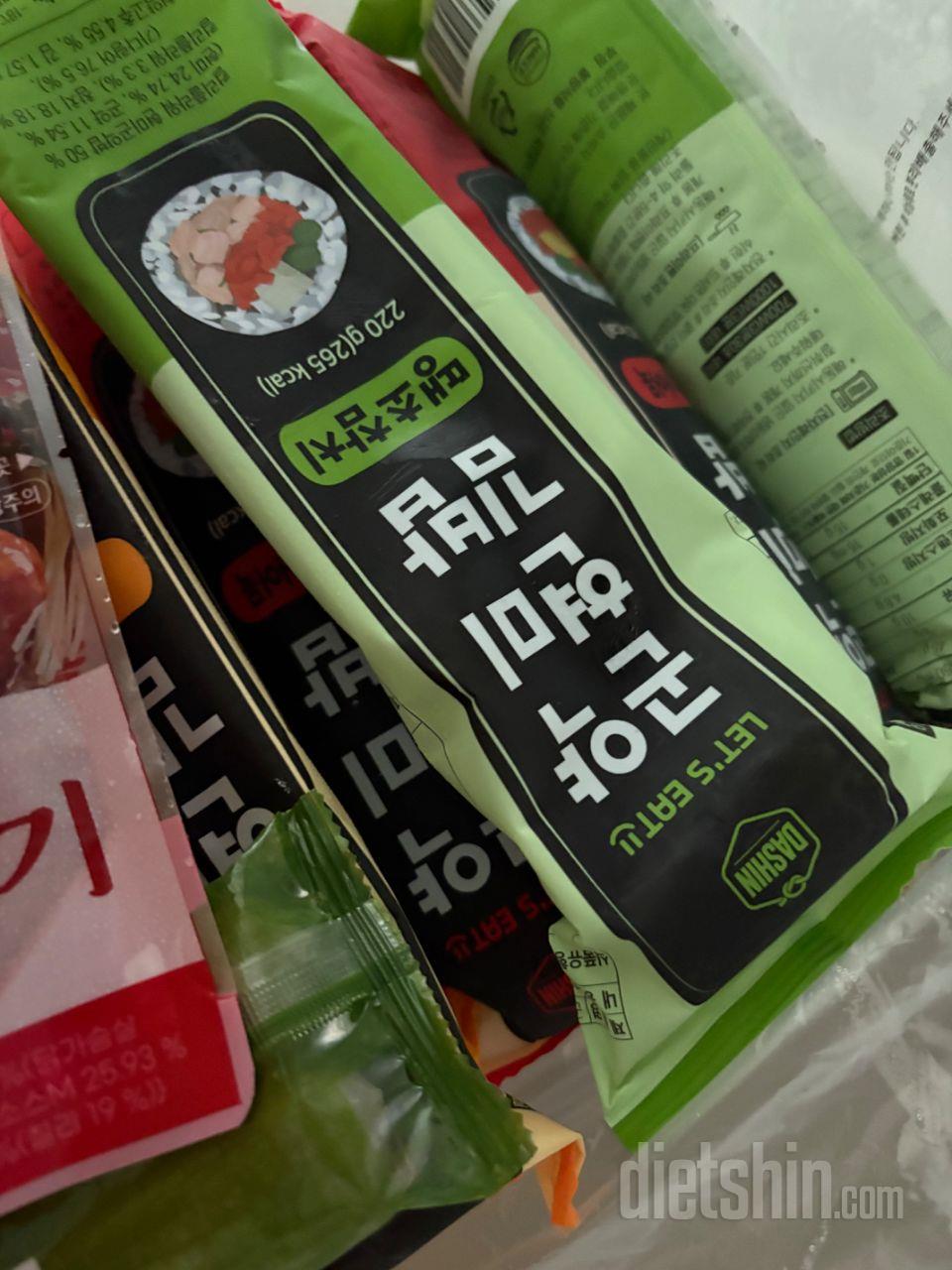 다른 곤약김밥보다 다양하고 맛있어서
