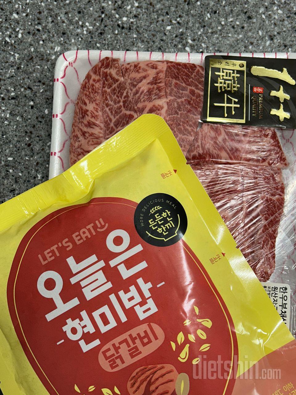 식단은 가끔 일반식과 닭가슴살을 추가