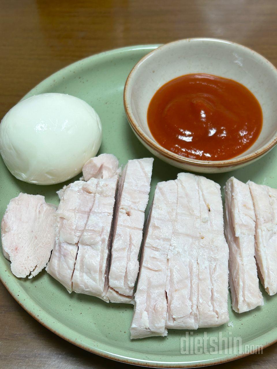 식단은 가끔 일반식과 닭가슴살을 추가