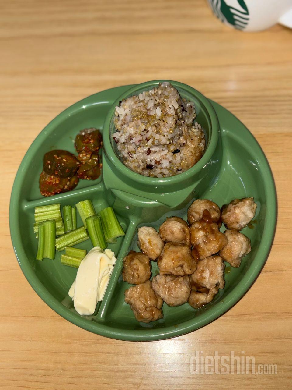 닭가슴살 볼 너무 맛있어요…
촉촉하고