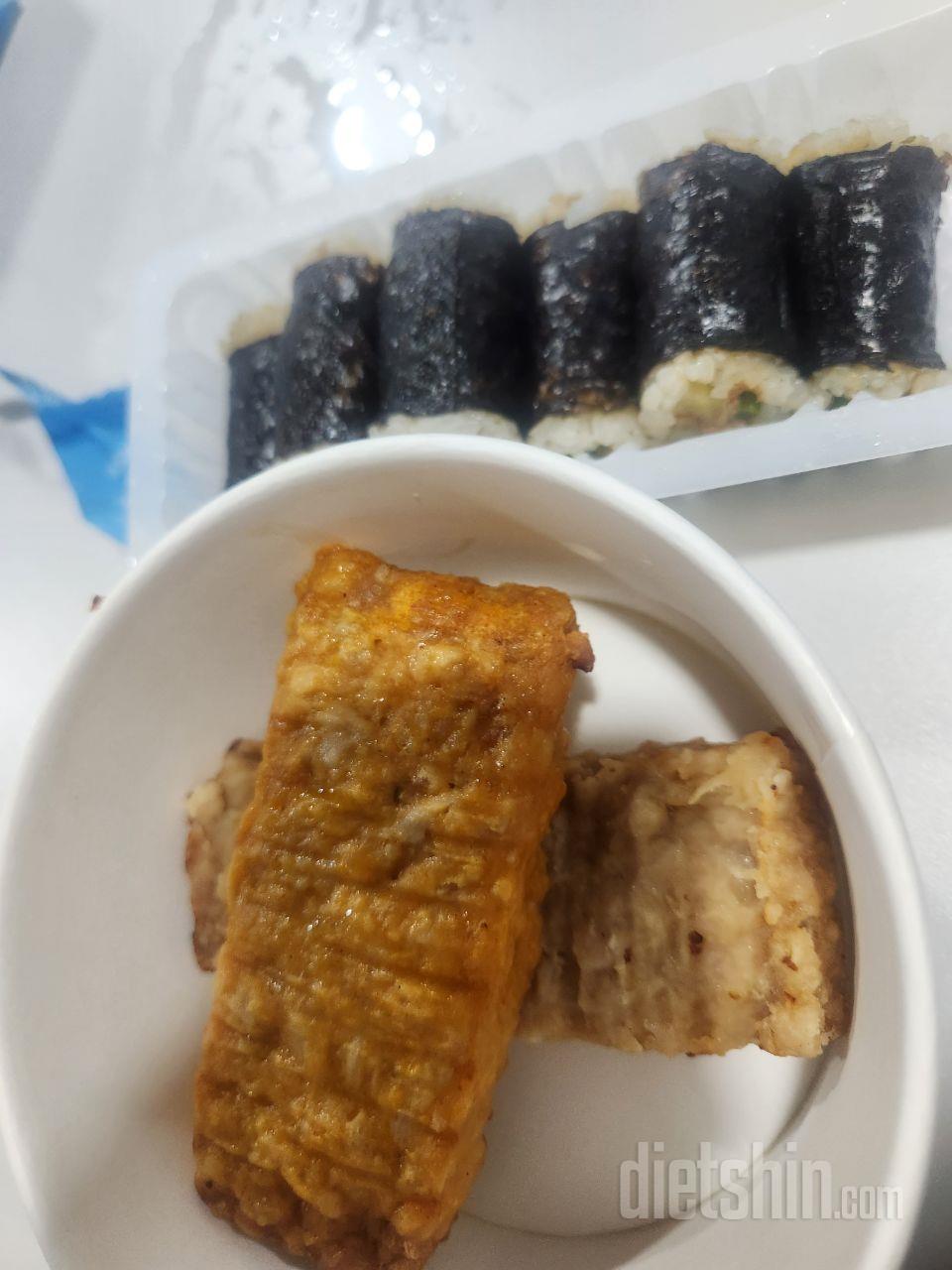 점심에 닭가슴살바랑 꼬마김밥 같이 먹