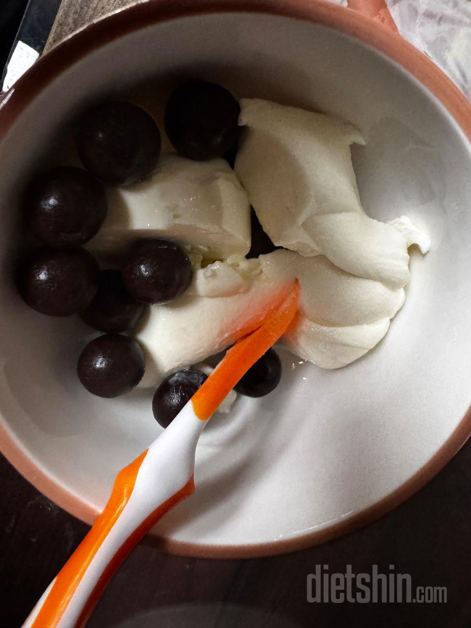 그릭요거트랑 같이 먹어요 안에과자가