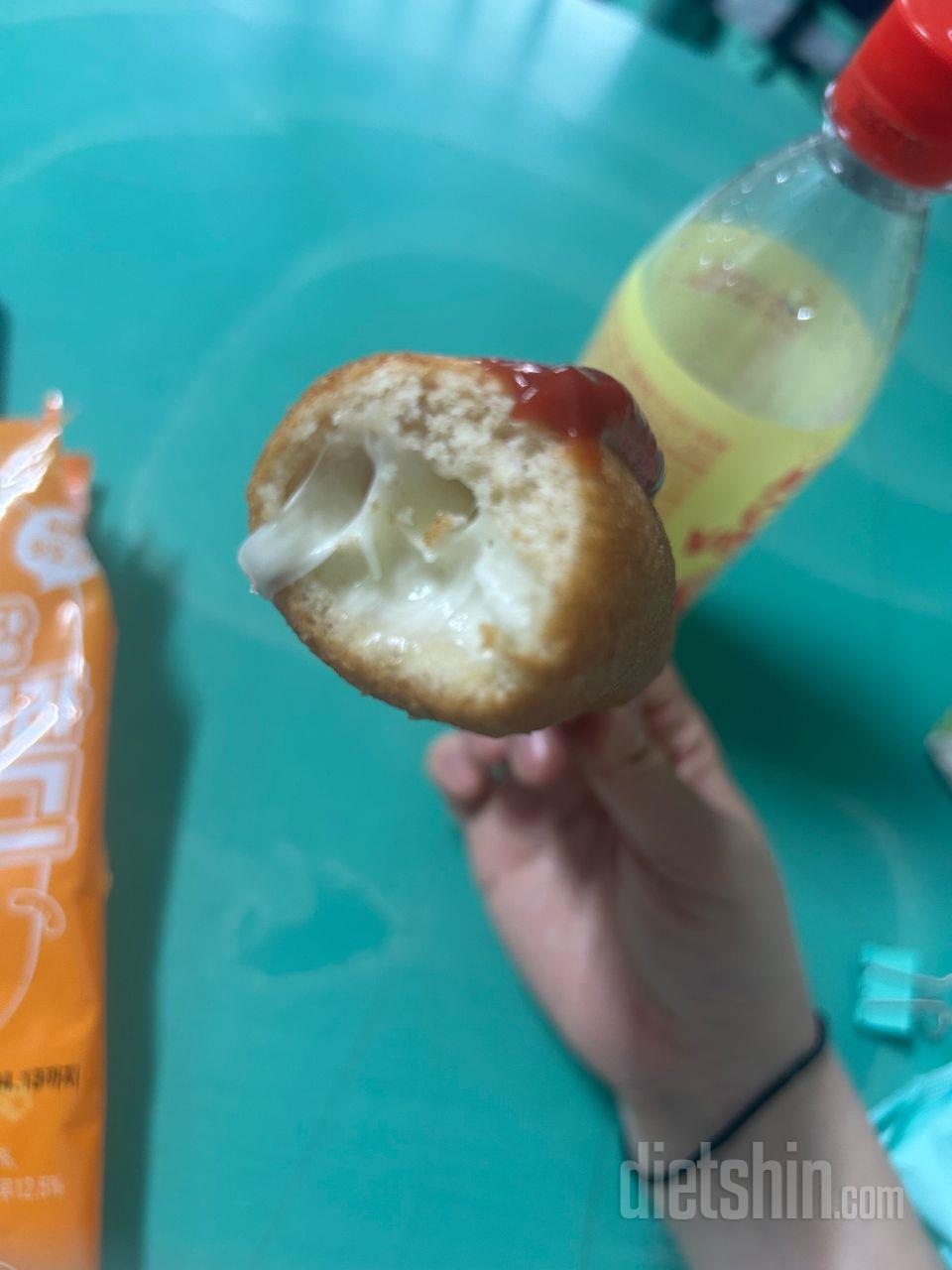 반은 치즈 반은 소시지가 들어있어요