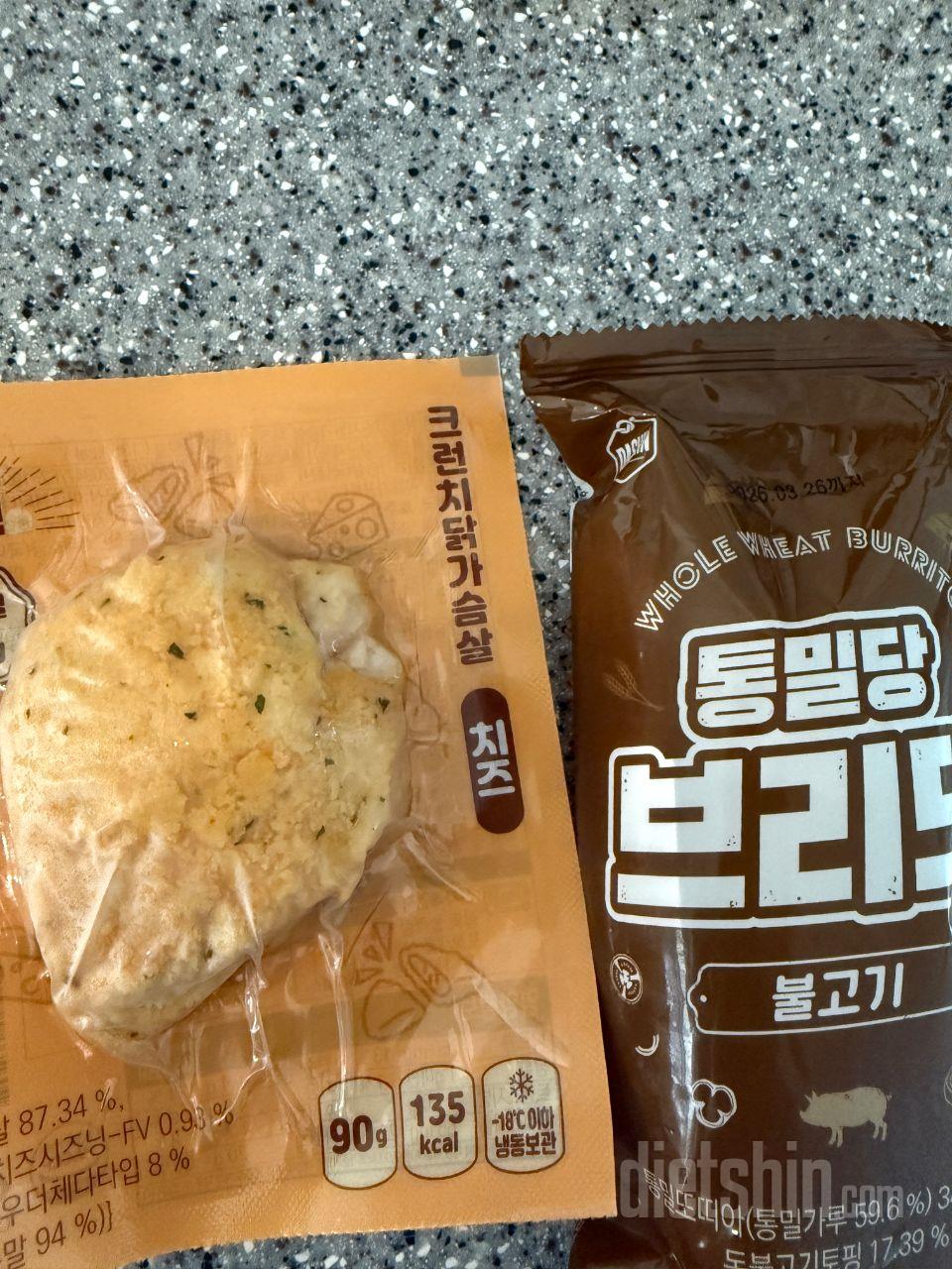 여러가지로 시켜봤습니다
소스닭가슴살은