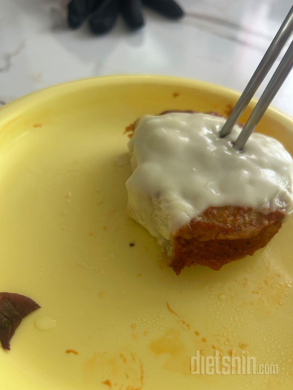 치즈까지 올렸더니 든든합니다. 맛있고